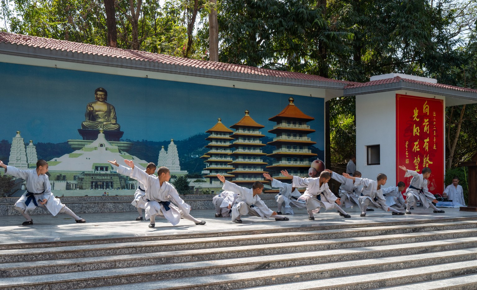 在沙彌學園欣賞沙彌們的表演