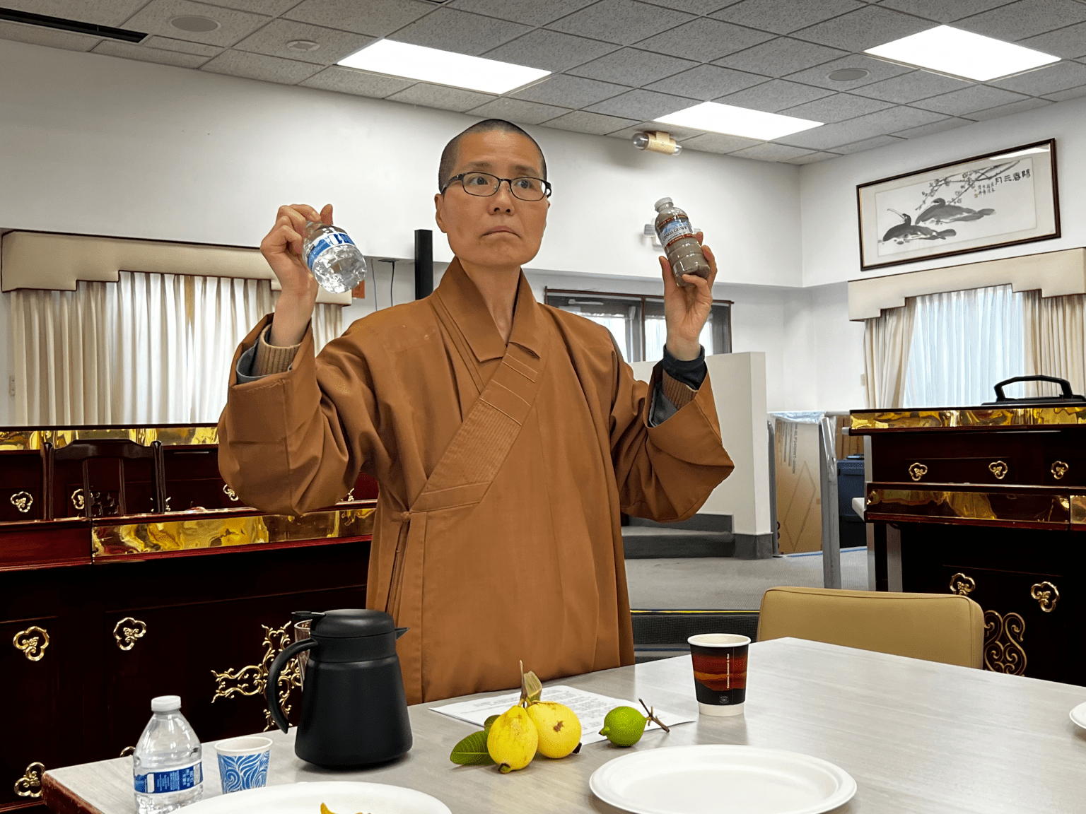 妙忠法師借用水的實驗展示不同的緣和果報