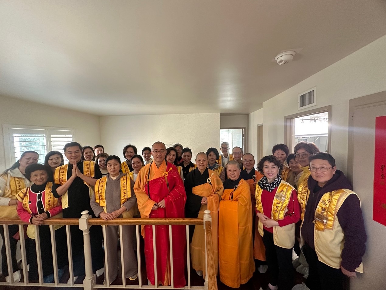 灑淨儀式圓滿後，西來寺住持慧東法師、依宣法師、覺聖法師、知謙法師與核桃分會參加灑淨儀式的會員全體合影留念。