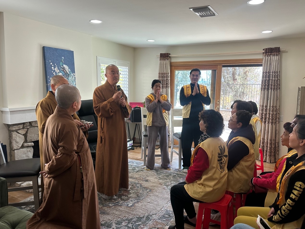 灑淨儀式結束後，西來寺住持慧東法師為核桃分會會員開示。