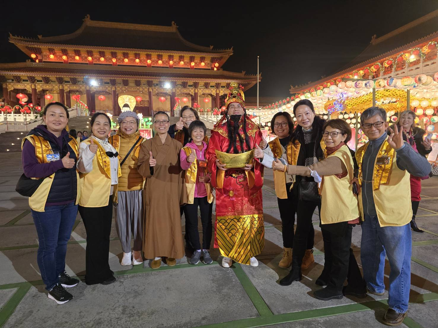白塔一分會會長扮演財神與大家合影