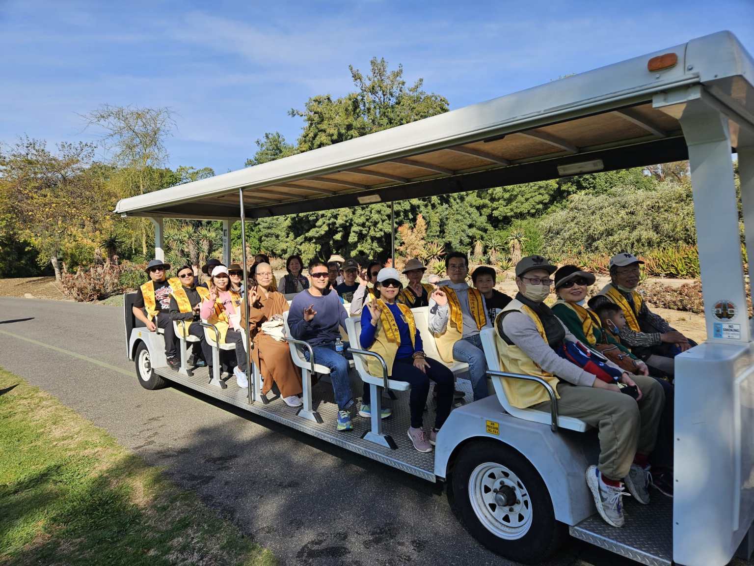 白塔一分會植物園參學乘坐Tram遊覽園區