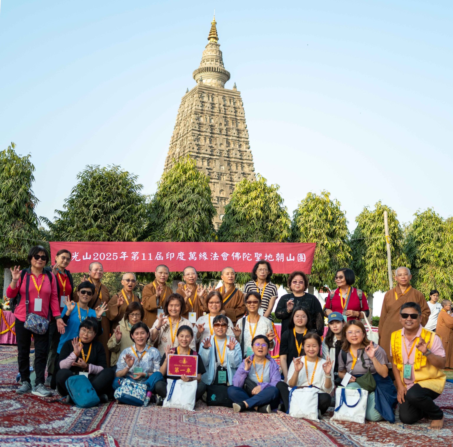 第一車的團員在正覺大塔前合影