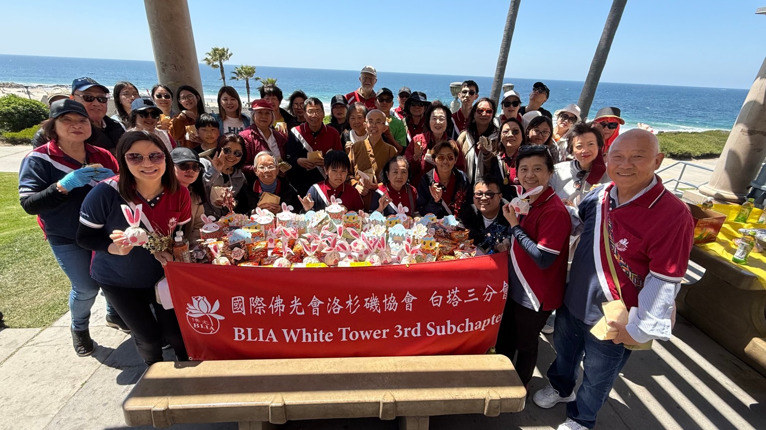 分會在Dana Point的鹽溪海灘公園舉辦「戶外禪」活動,學習以一顆禪修心體會大自然的美妙,共45位佛光人一起體驗戶外參禪的法喜滋味, 大合影。