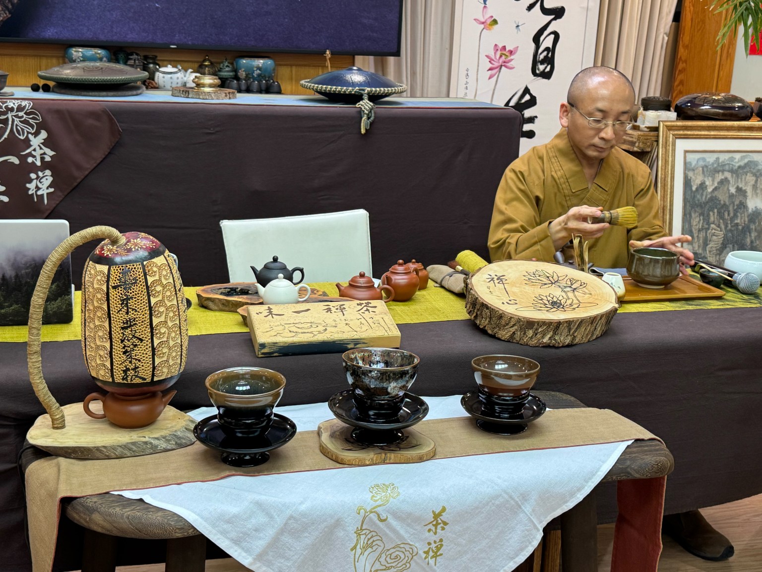 慧軒法師教導在抹茶中寫字