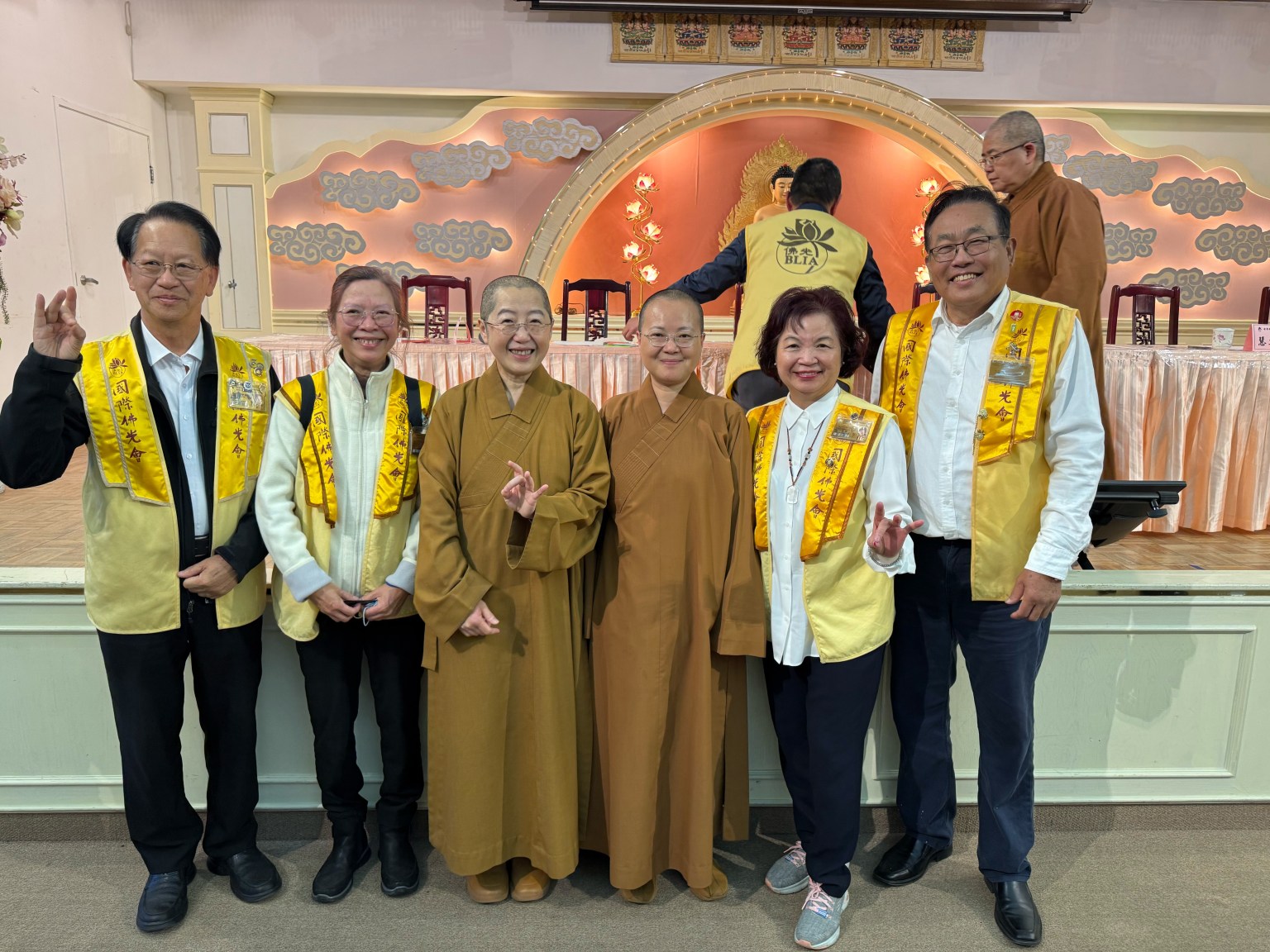 哈崗分會出席代表右ㄧ，右二陳方惠蘭理事兼督導及哈崗分會郭昭華副會長