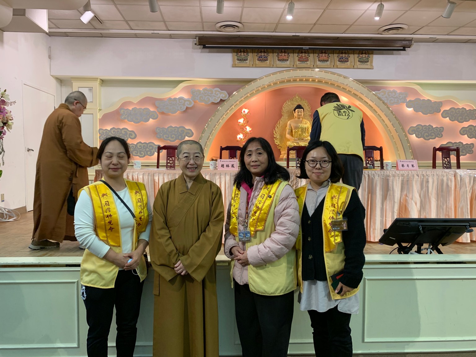 白塔一代表與覺培法師合影