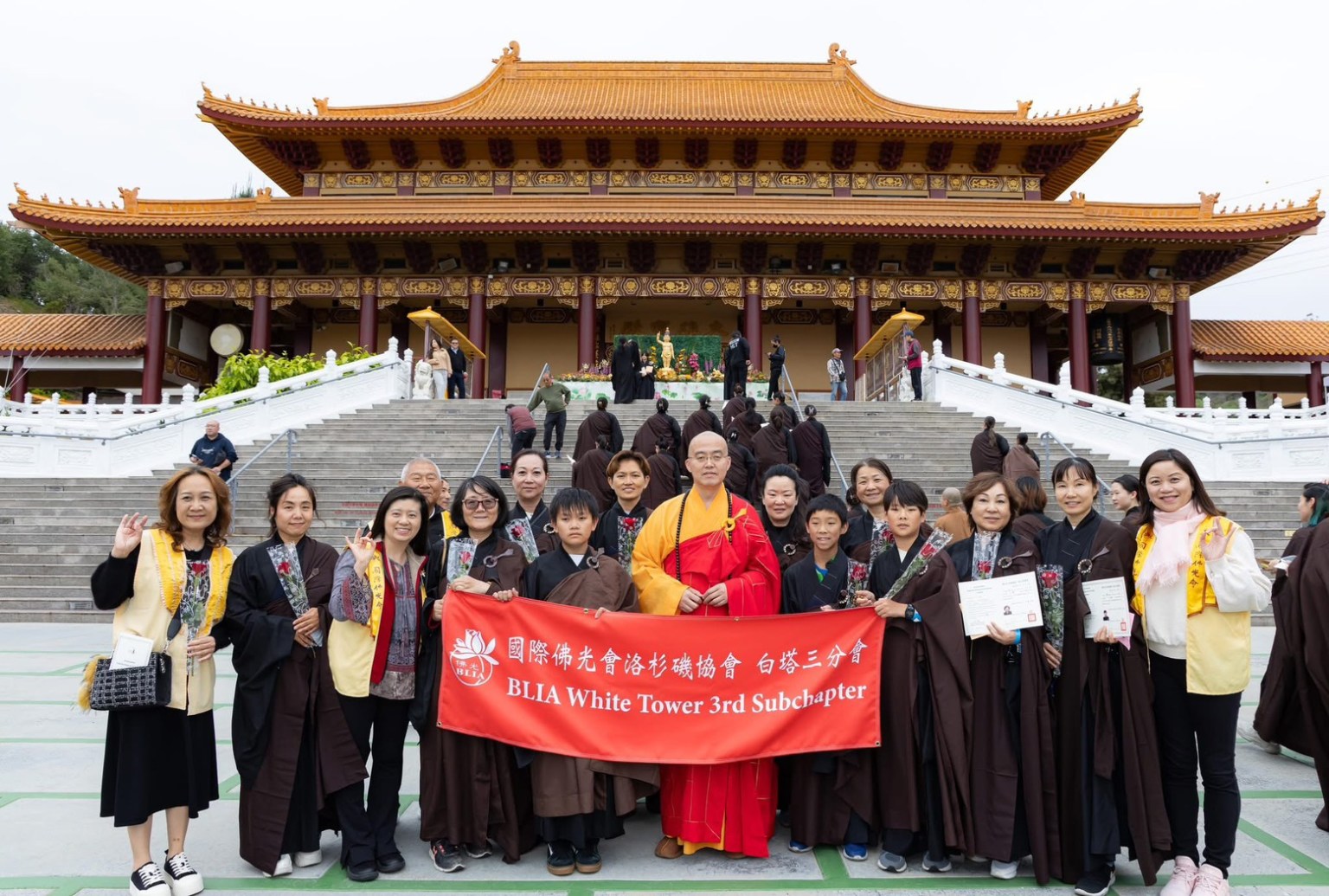 會員和會員的孩子們參加「甘露灌頂三皈五戒」典禮和住持合影