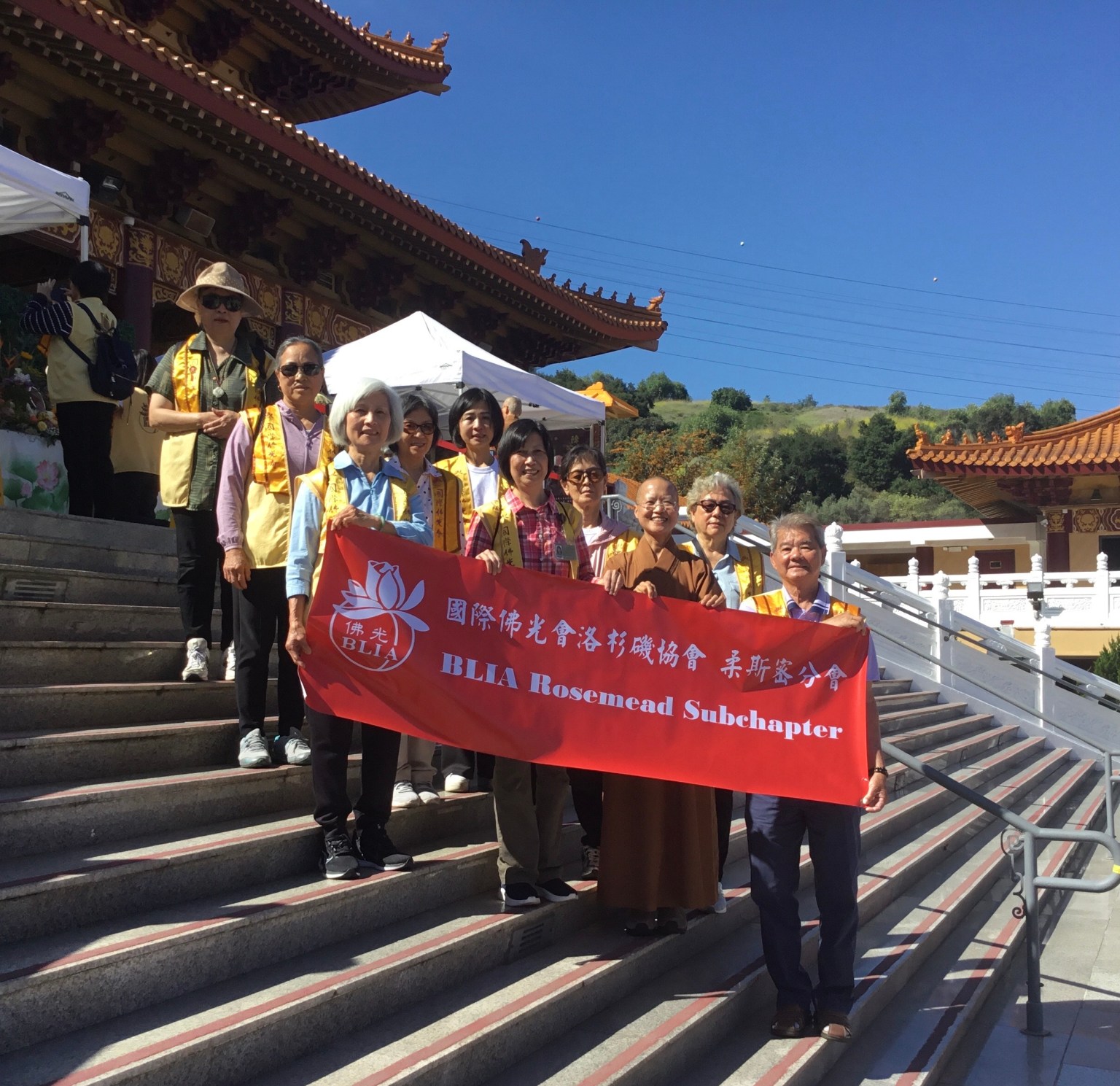 如航法師帶領柔斯密分會會員們在寺院裡浴佛合影