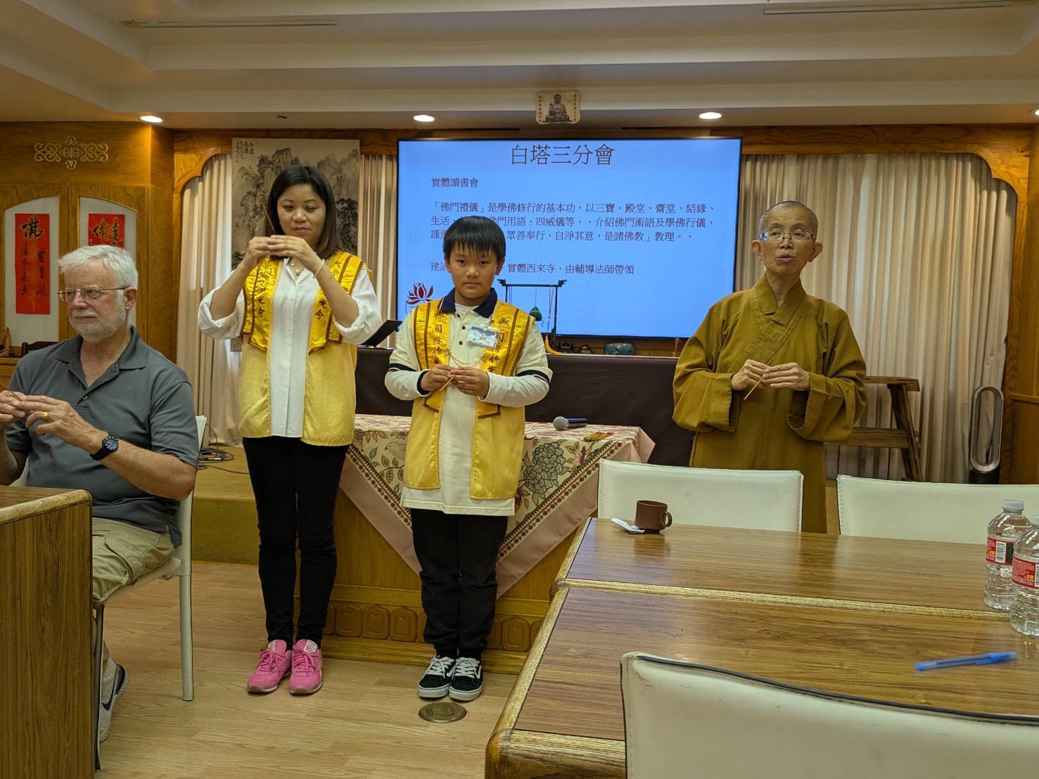 覺妙法師指導如何持香，這次又發現不明所以然的大有人在，所以法師耐心一一詳細指導。