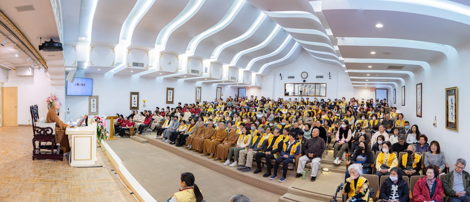 湧入逾300位信眾齊聚法堂聆聽依空法師的講座。