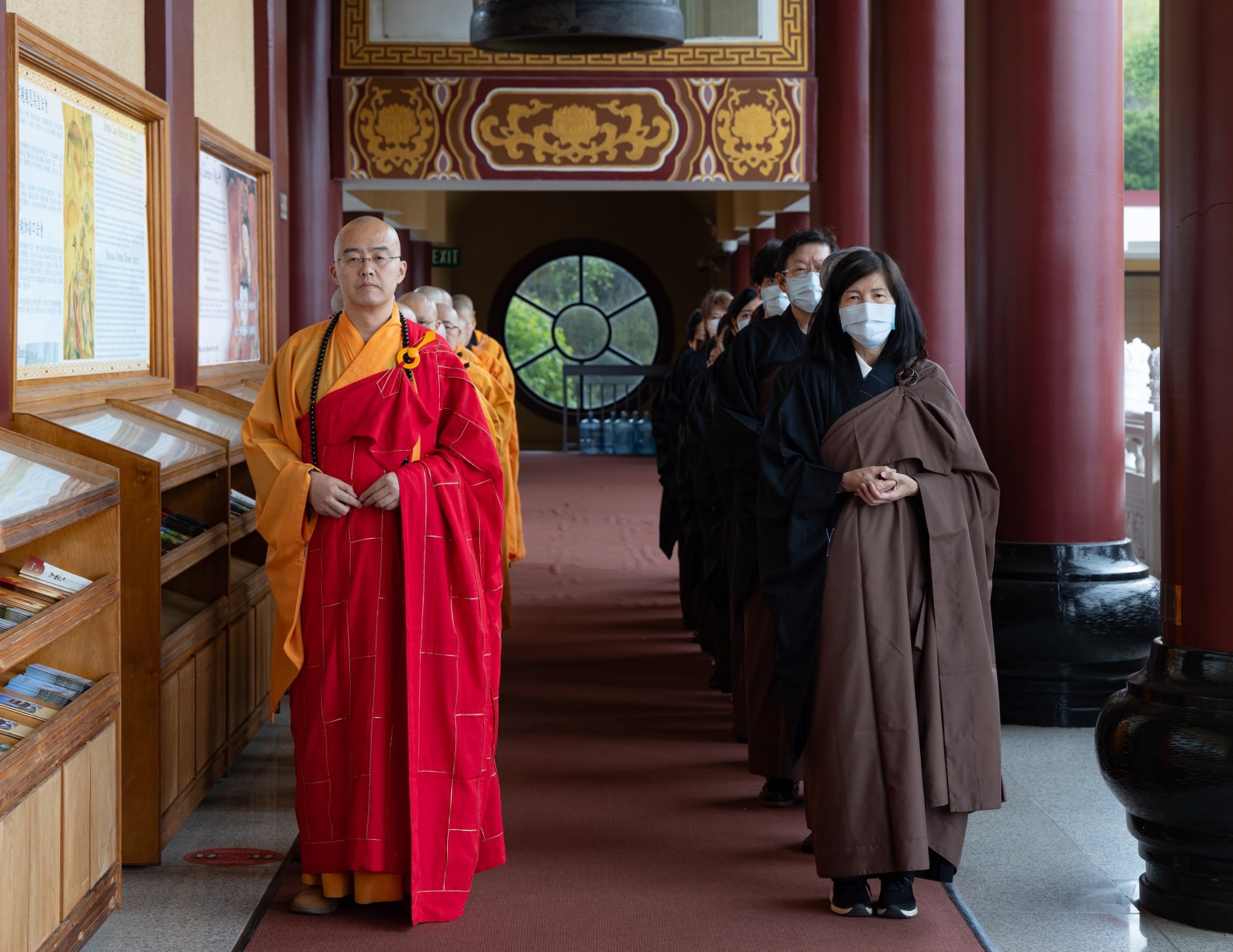 西來寺住持慧東法師及國際佛光會洛杉磯協會會長蔡月琴帶領僧信二眾進行抄經修持。