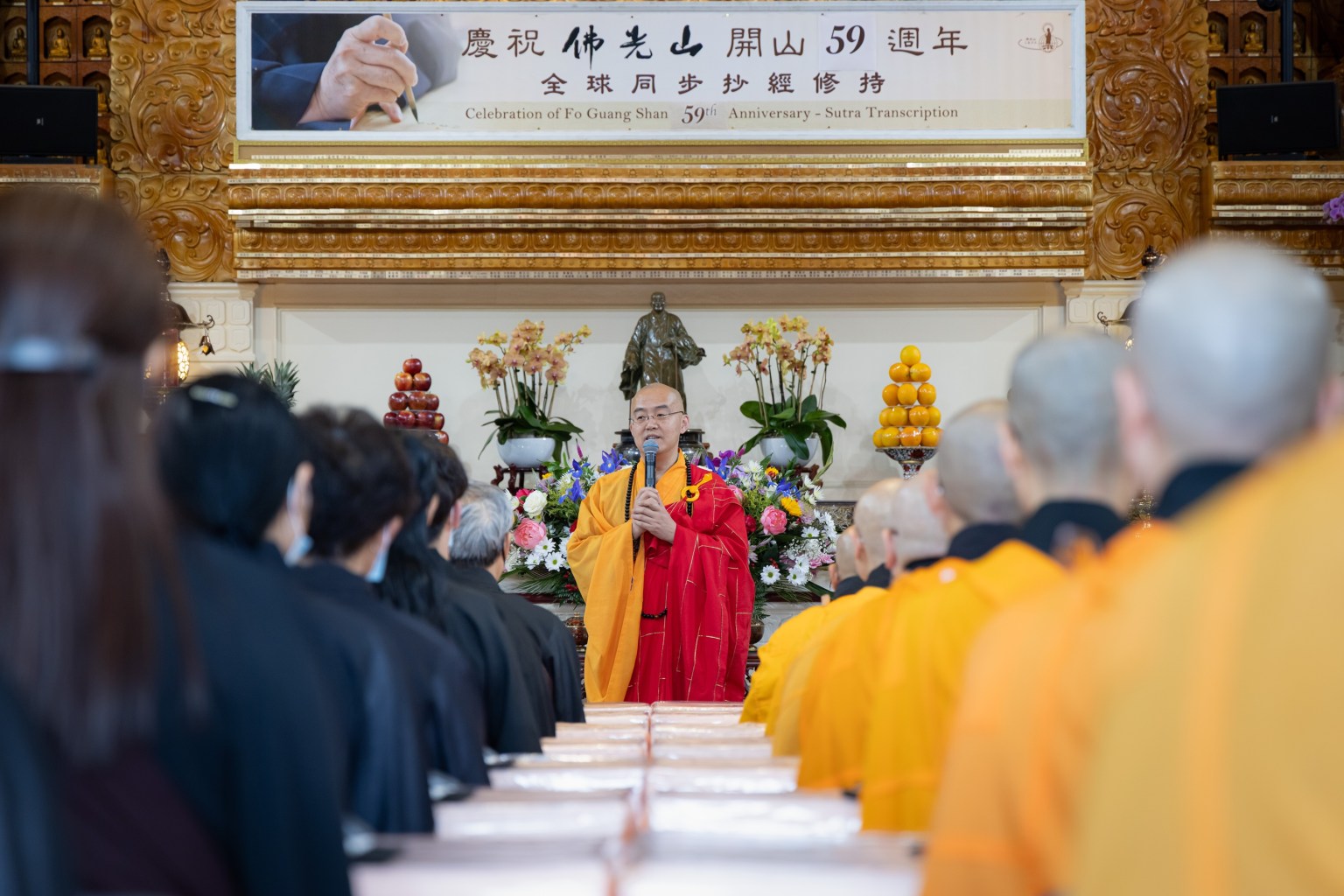 慧東法師開示鼓勵信眾以抄經勤修戒定慧，清淨身心，實踐人間佛教慈悲的精神。