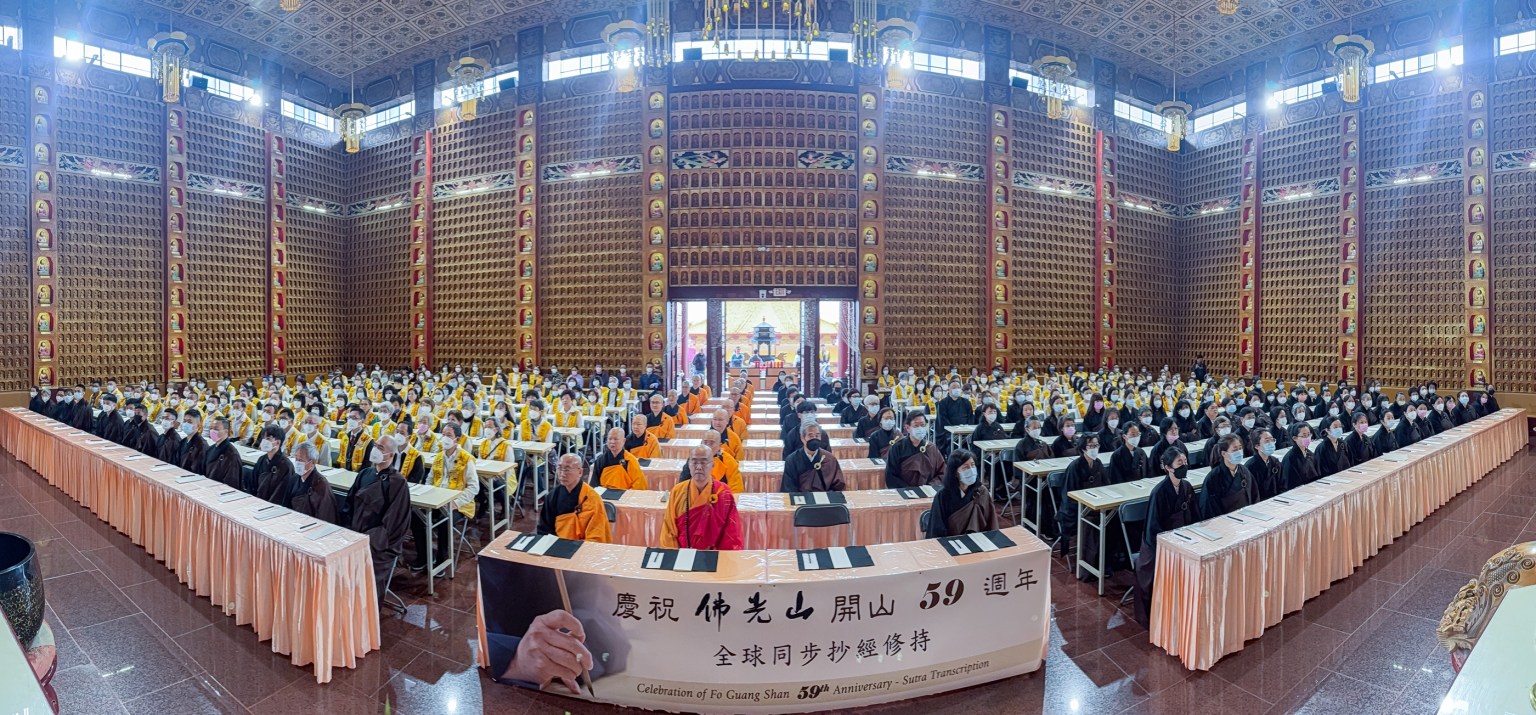 大雄寶殿座無虛席。