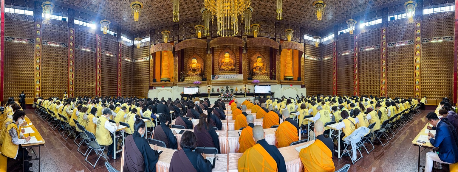大殿全場寧靜地抄經共修。