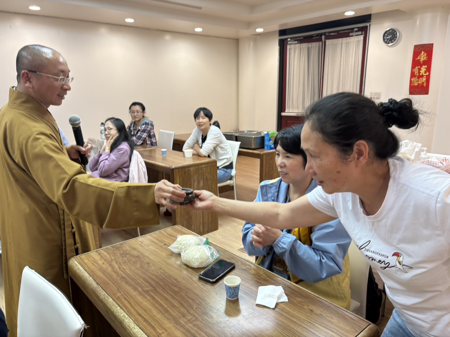 哈崗分會會員體驗法師手中香爐的溫度(熱爐)