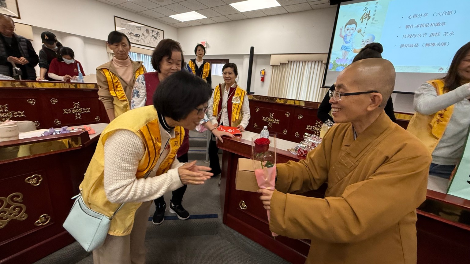 分會準備了玫瑰花和結緣品，由輔導法師覺妙法師親手送給母親們。願天下所有的母親都蒙佛加倍，無量壽、無量福， 吉祥安康