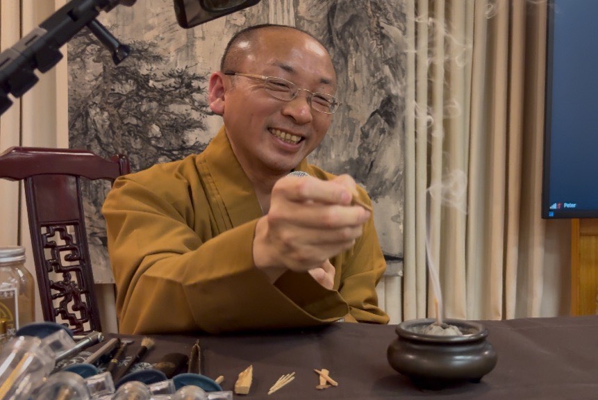 法師示範主法和尚上台拈香時, 香爐便會立刻冒出裊裊香煙, 靈動飄逸, 為法會增添殊勝莊嚴的傑氣氛