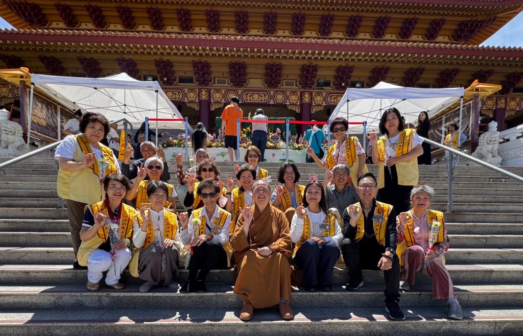 羅蘭一分會會員與輔導法師參加浴佛合影留念