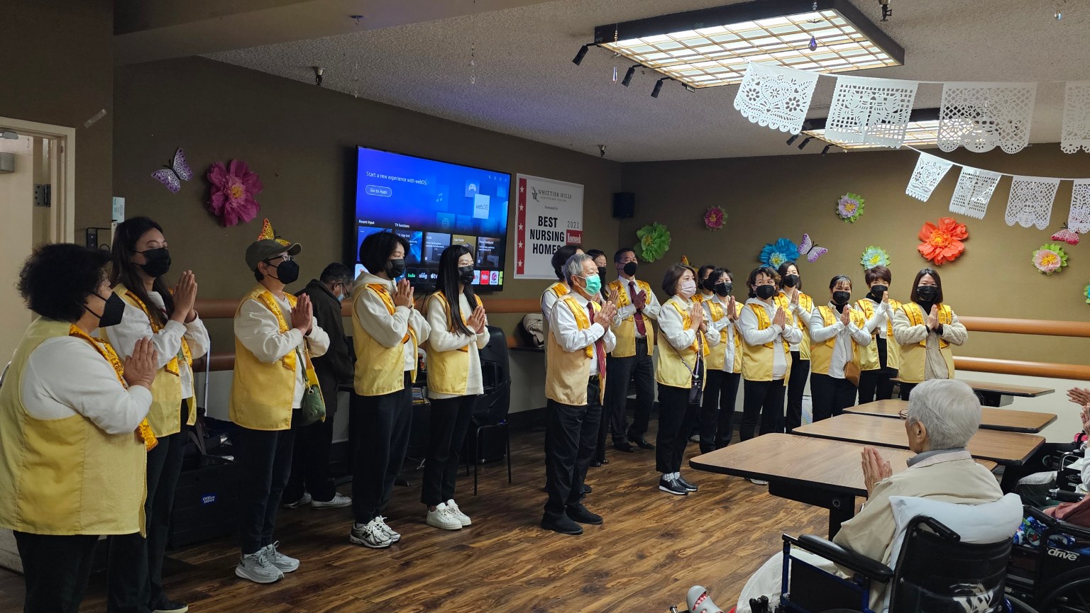 核桃分会探访Whittier Hills Health Care Center留影