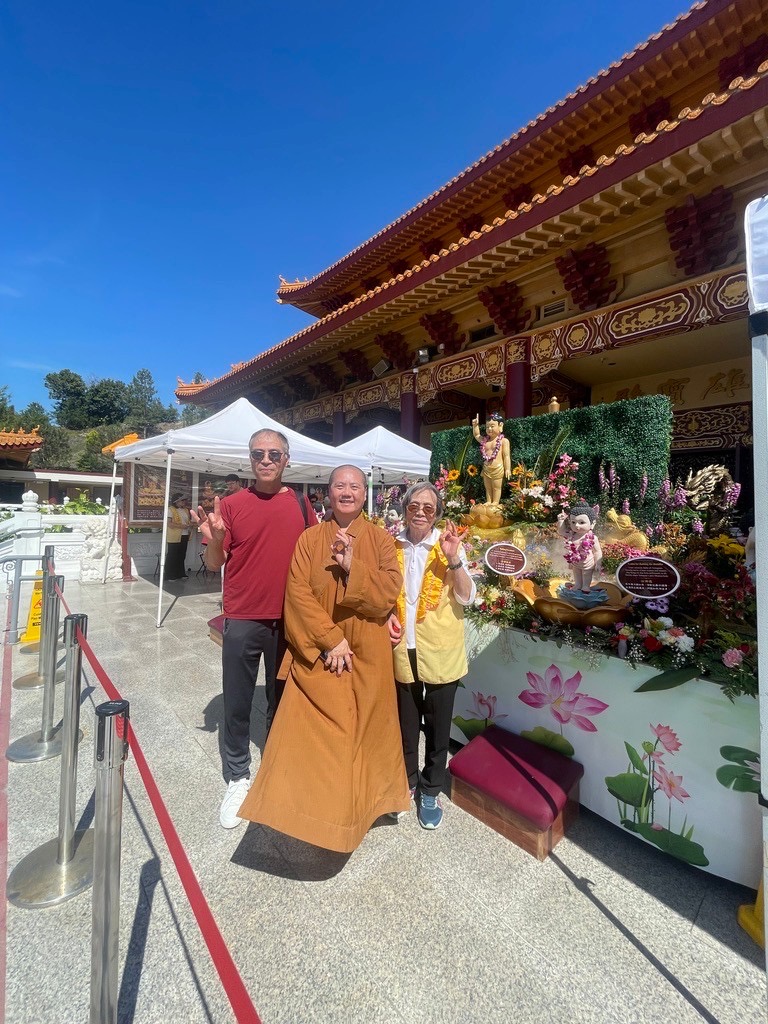 法師和資深會員合影