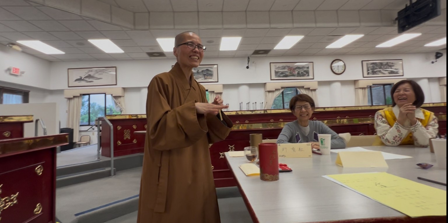 讀書會現場氣氛熱烈，大家開懷大笑