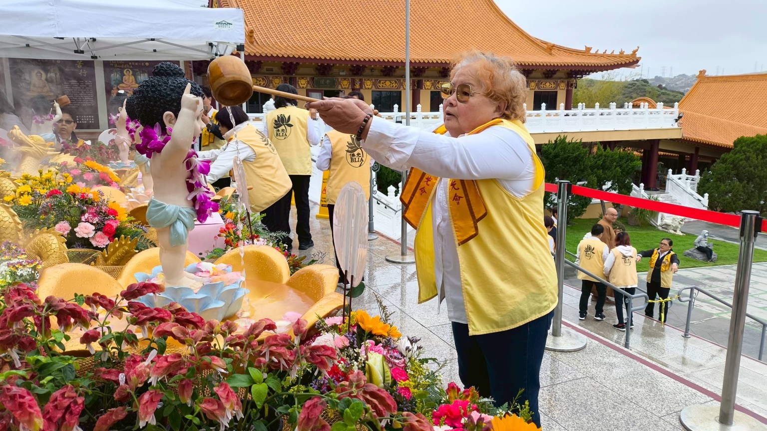 馬素芳師姐表示浴佛能使自心清淨，諸佛加被