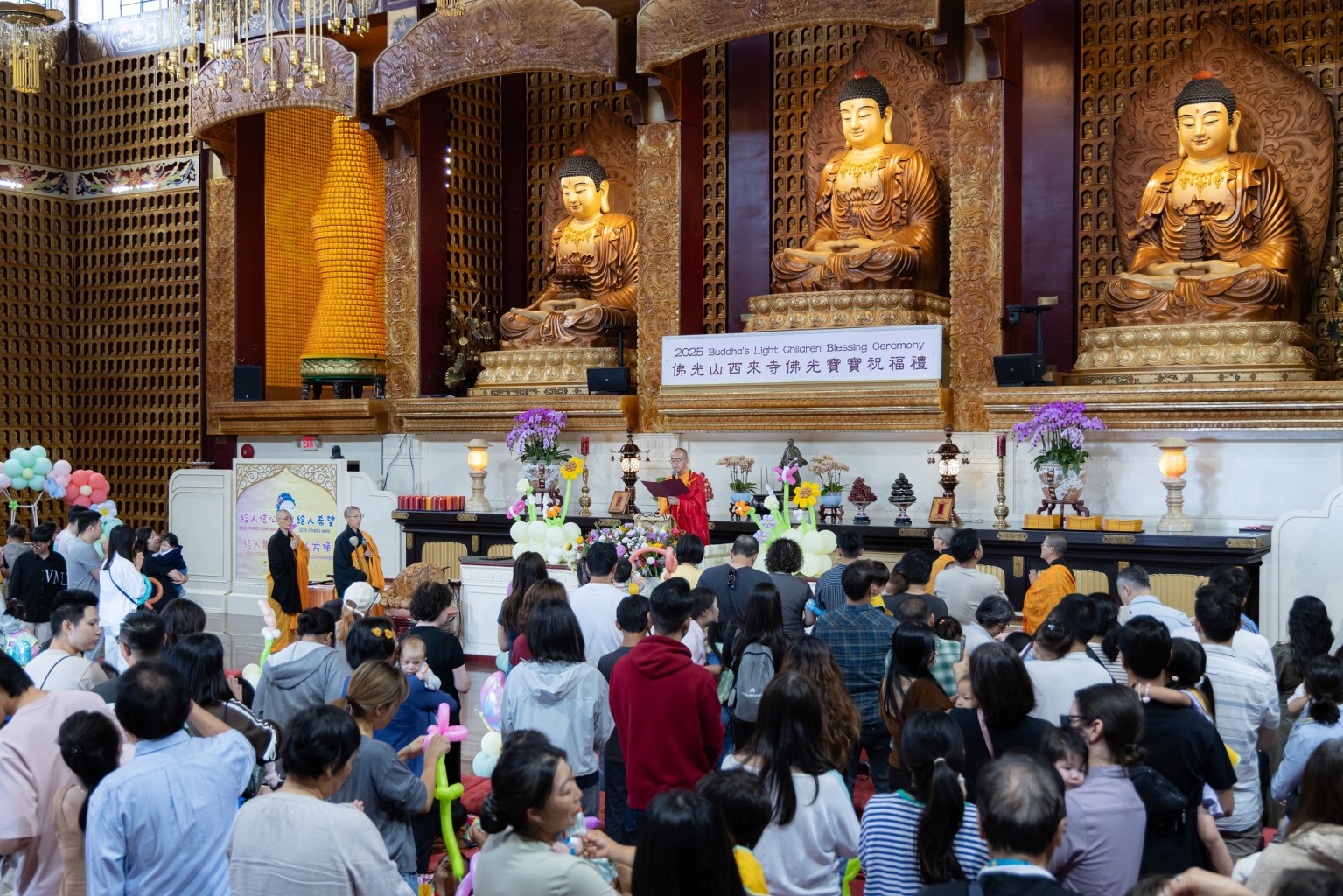 法會由慧東法師率諸位法師，帶領大眾一同誦經祈福。