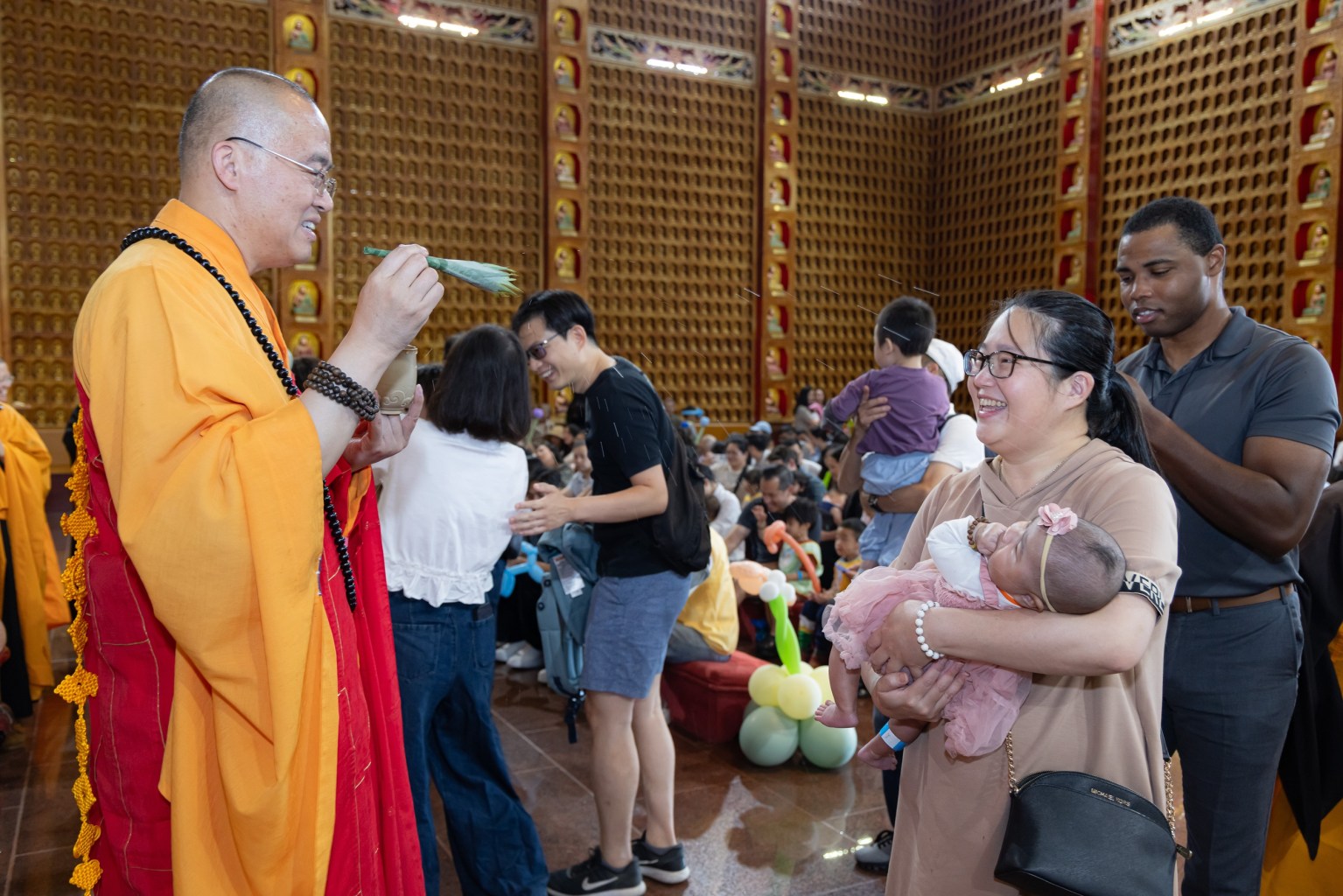 住持慧東法師為寶寶甘露灌頂。