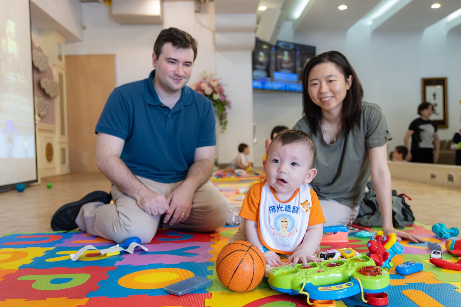 法堂內安排「抓週」儀式，象徵父母對孩子未來的期許。