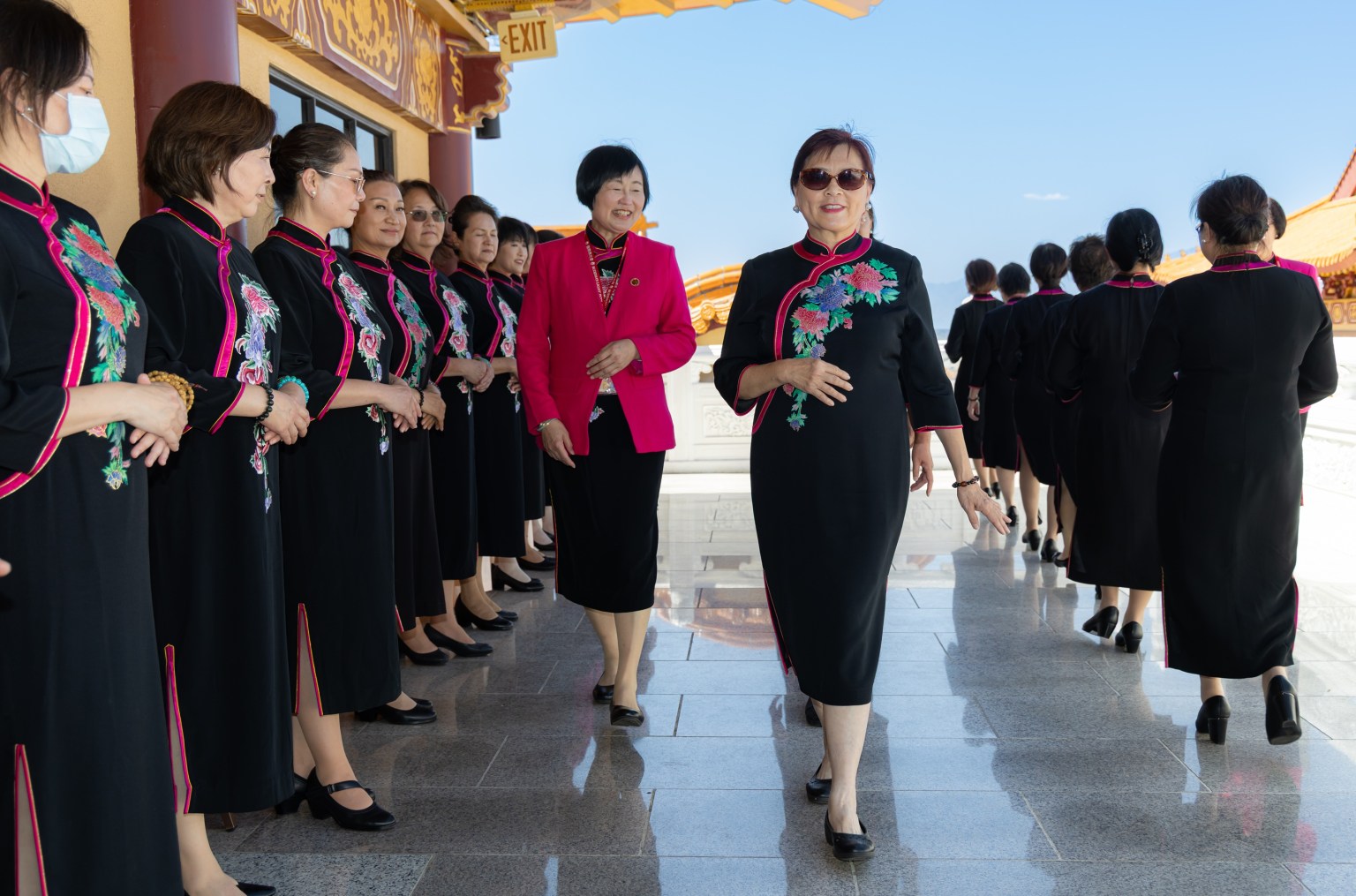 分組演練走姿、站姿、坐姿等。