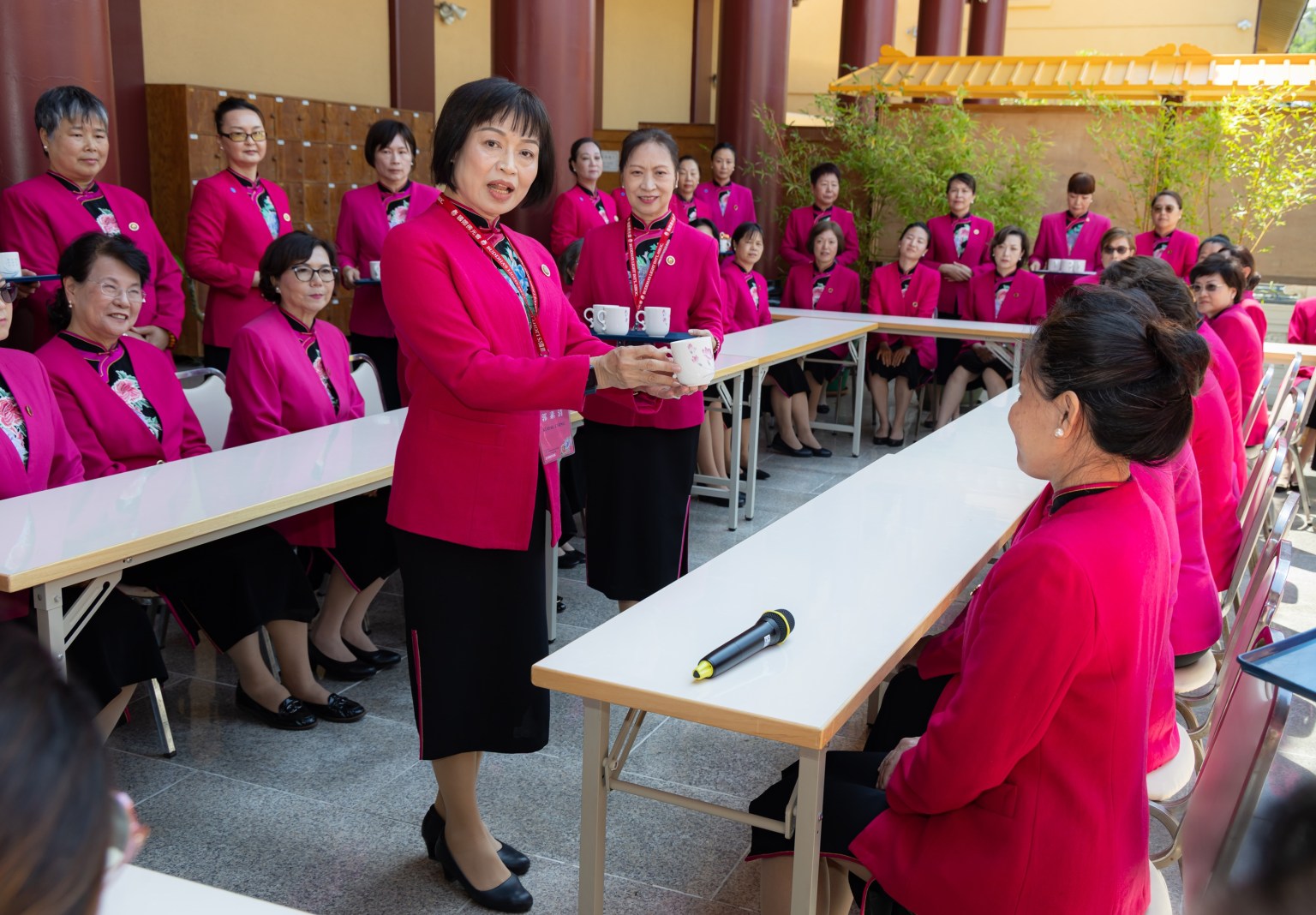 分組演練奉茶、接待等。