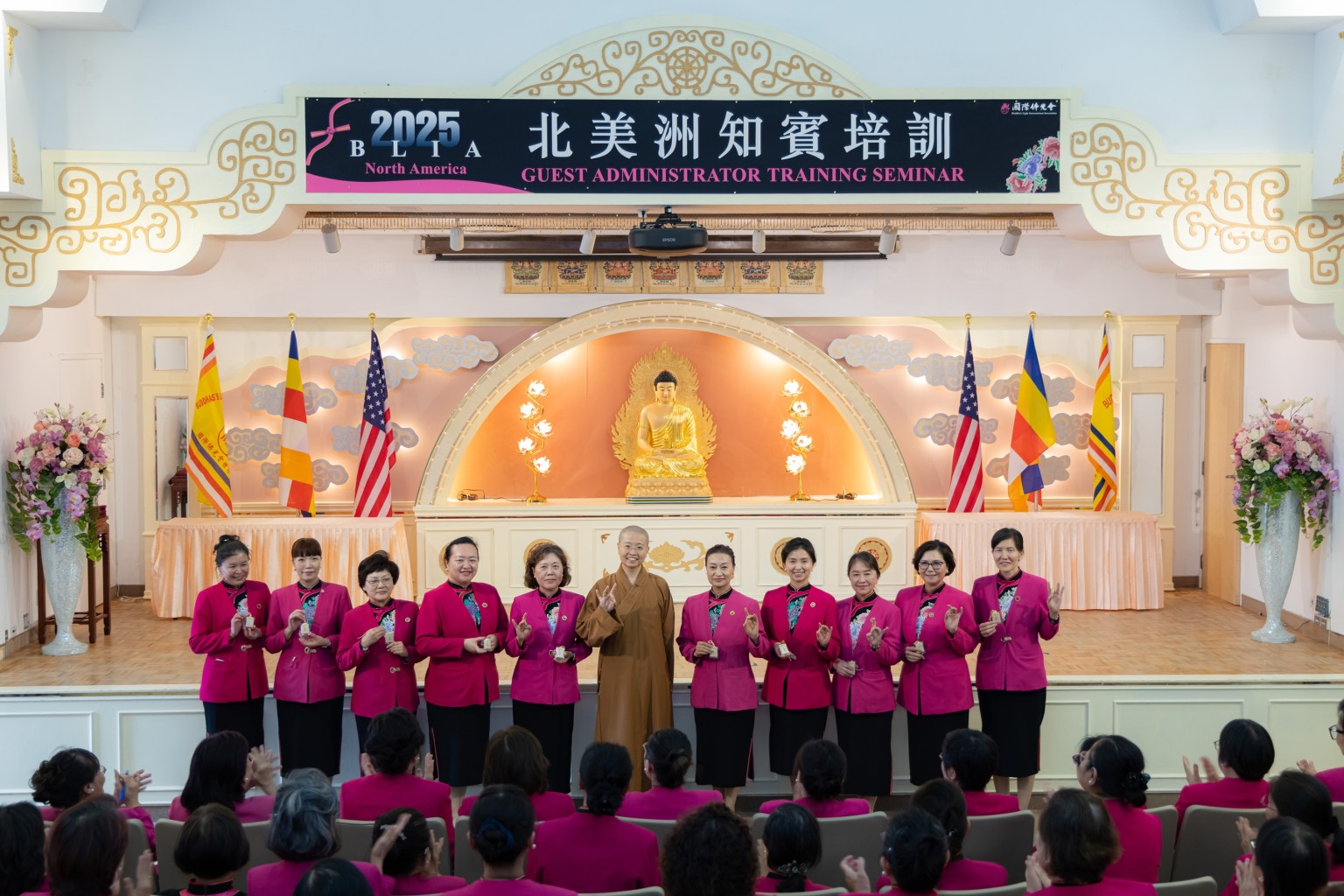 中華總會副秘書長有容法師與表現優異的知賓合影。