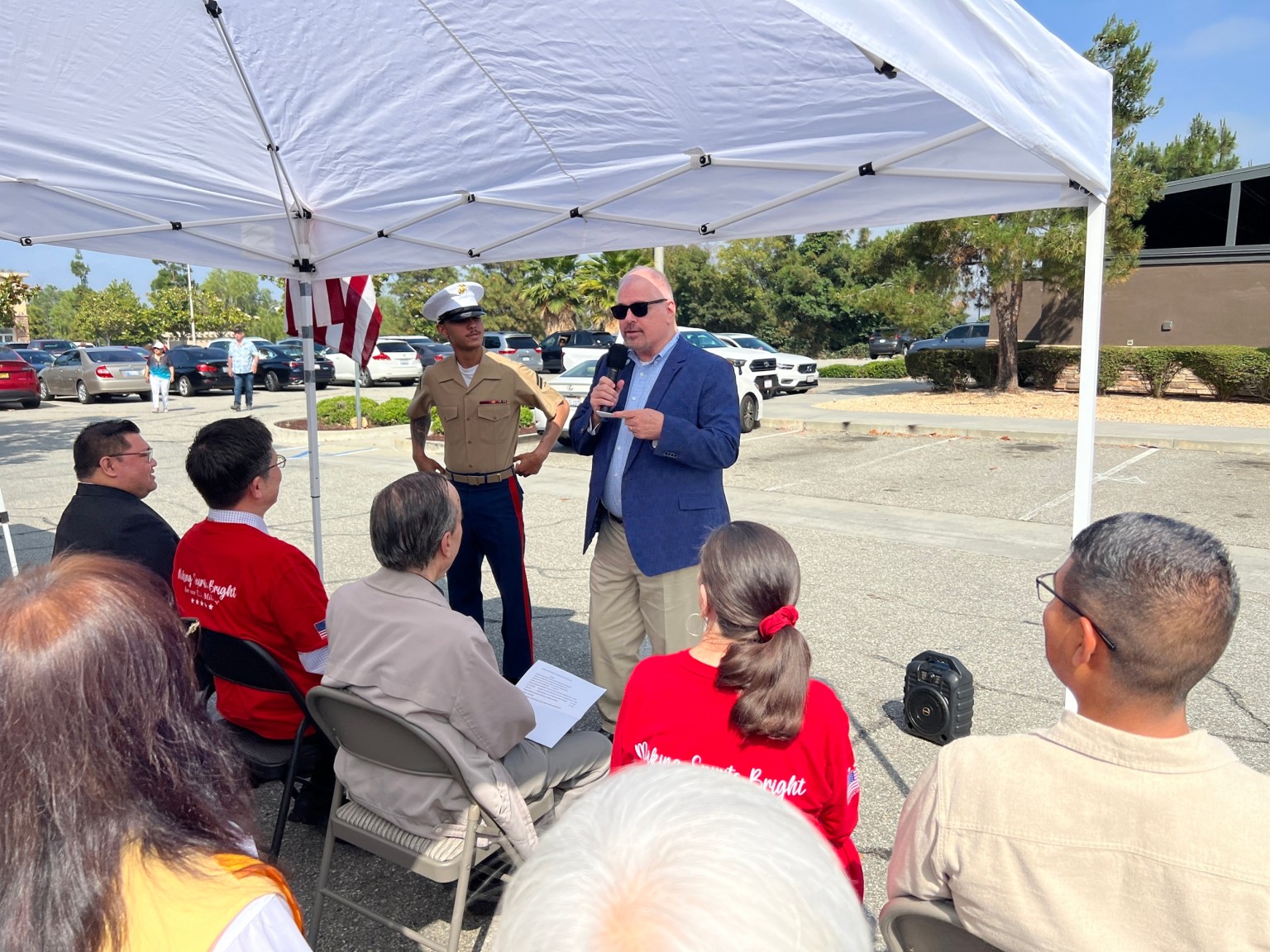 29 Palms 武裝部隊 YMCA 執行總裁 Patrick Byrne帶陸戰隊員現場致詞。