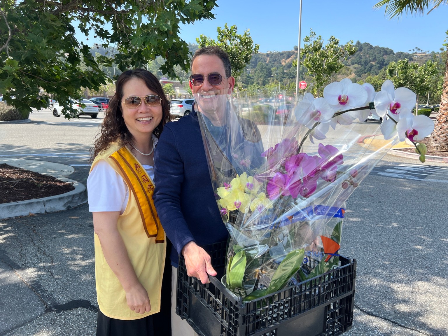 洛杉磯佛光人現場贊助蘭花義賣。