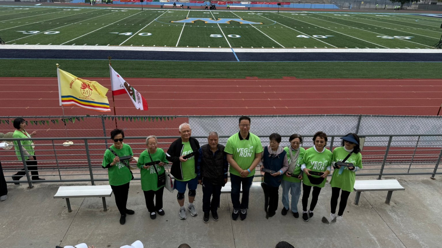 會員李素珍是這次活動中，參加年齡最長者之一，給予年長者鼓勵和贊。（左二李素珍）