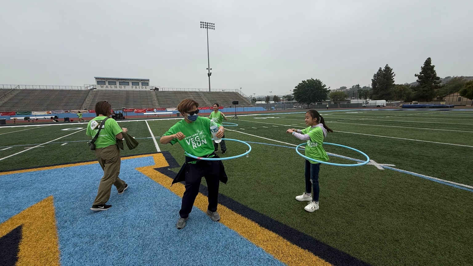 會員喜夢和小朋友們，呼啦圈比賽前做熱身運動。