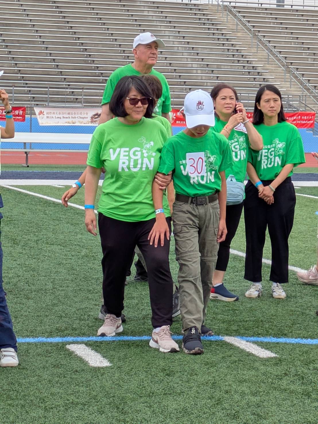 會員吳簡Jennifer和孩子Marvin Yang參加兩人三足遊戲。