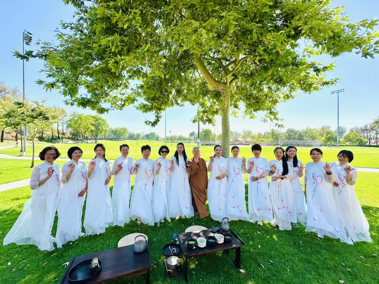 滿光法師與知賓及茶師合照