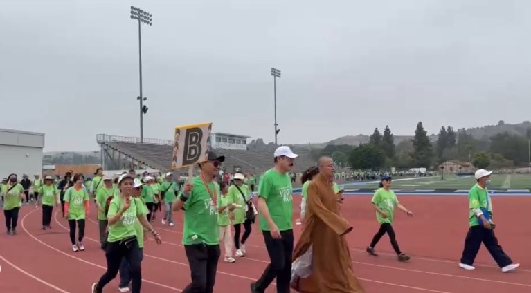 陳軍督導舉牌帶領B組健走