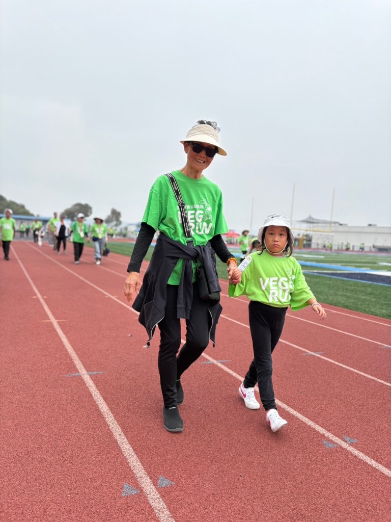 趙林鳳督導與其六歲小孫女一起健走