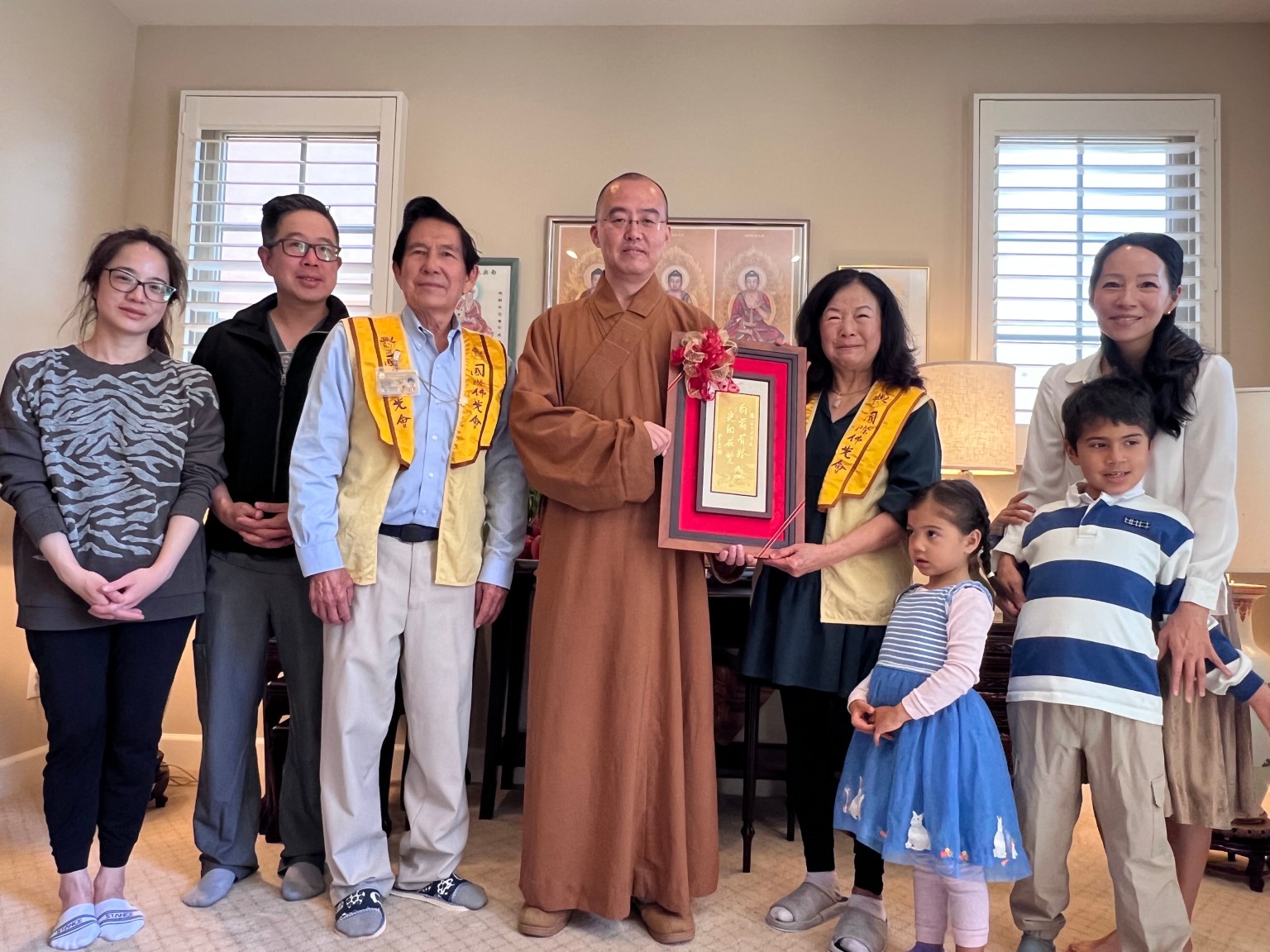 住持慧東法師贈送星雲大師墨寶並與方醫生家人合影