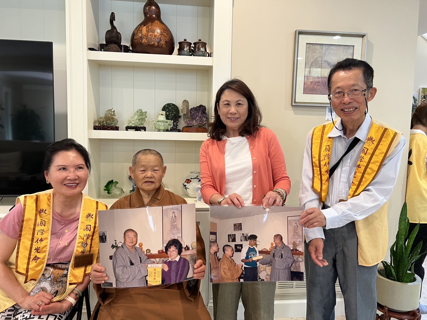 宗元法師與會員合影並展示之前與星雲大師的合影照片