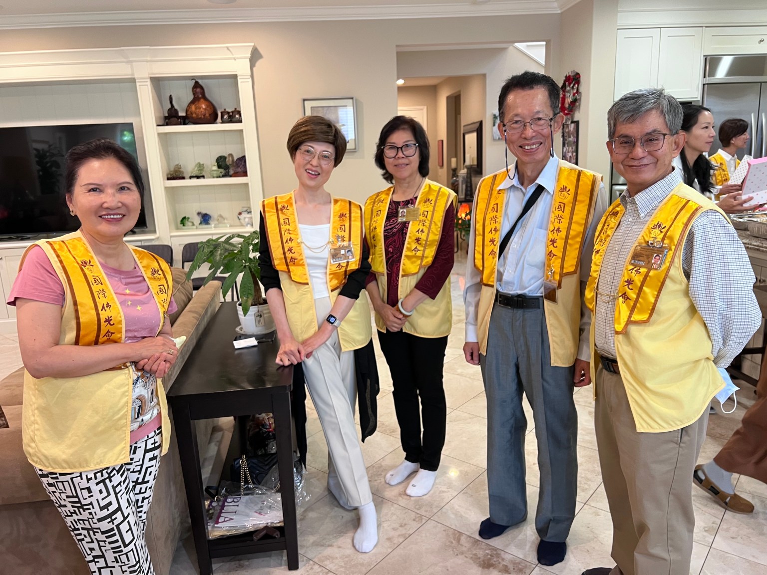 白塔一新老會員開心交流合影