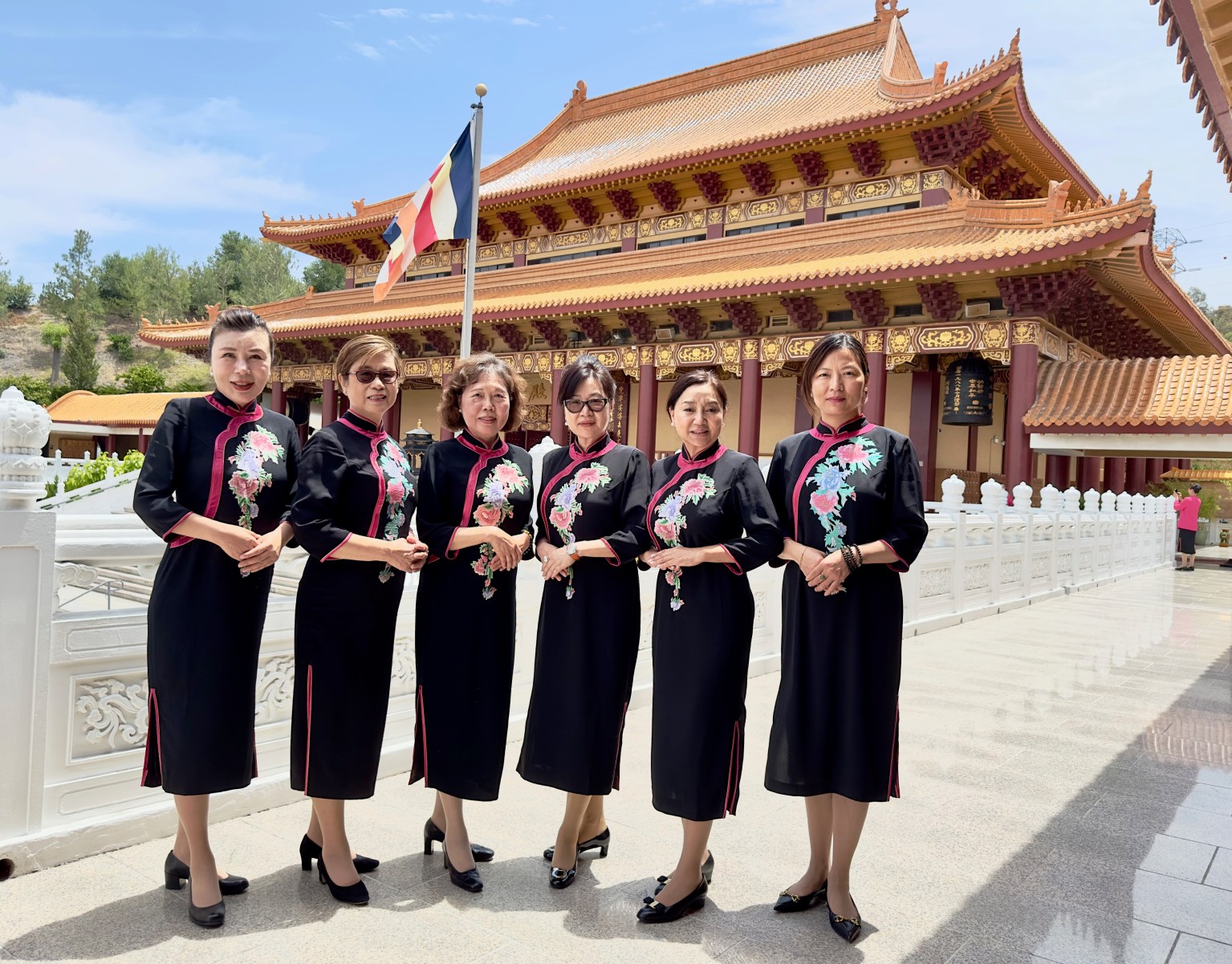 羅蘭二分會師姐們於法堂外合影