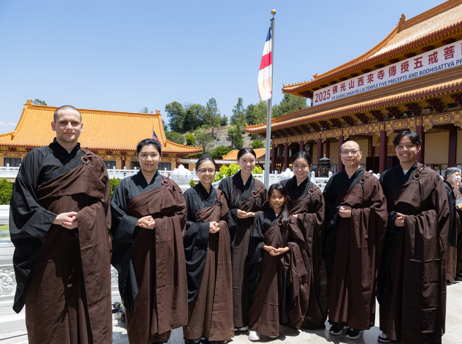 來自洛杉磯的Logan Guilbert Neal(左1) 因參與西來寺新春活動而接觸佛教。來自佛光山佛立門文教中心、今年21歲的黃翊軒(右1)，自幼參與西來寺青少年短期出家修道會6次。
