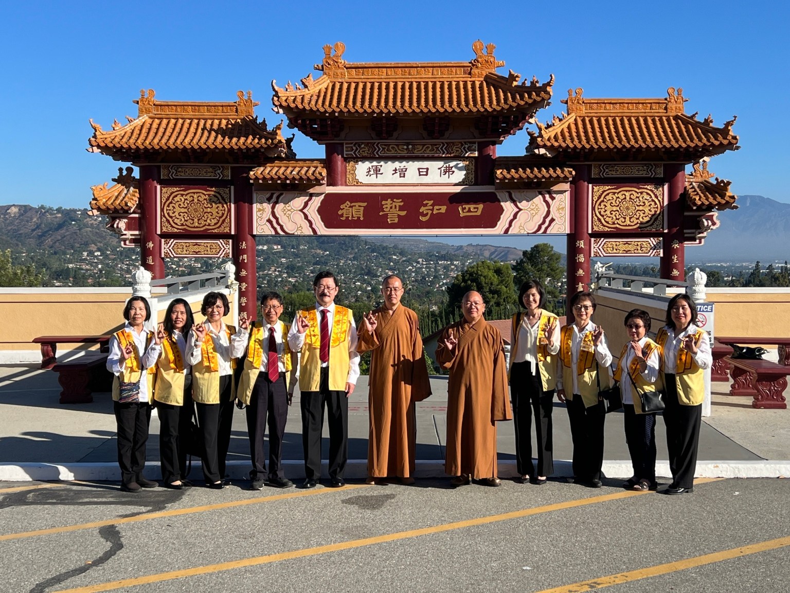 佛光山宗長心保和尚和西來寺住持慧東法師行前鼓勵叮嚀。