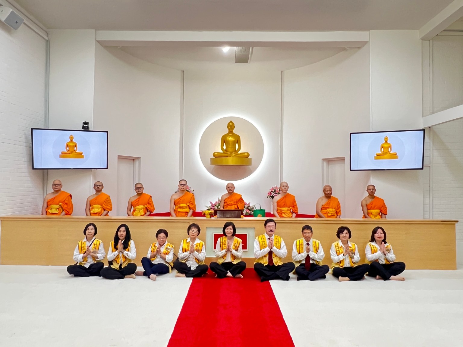 供養泰國法身寺僧衆。