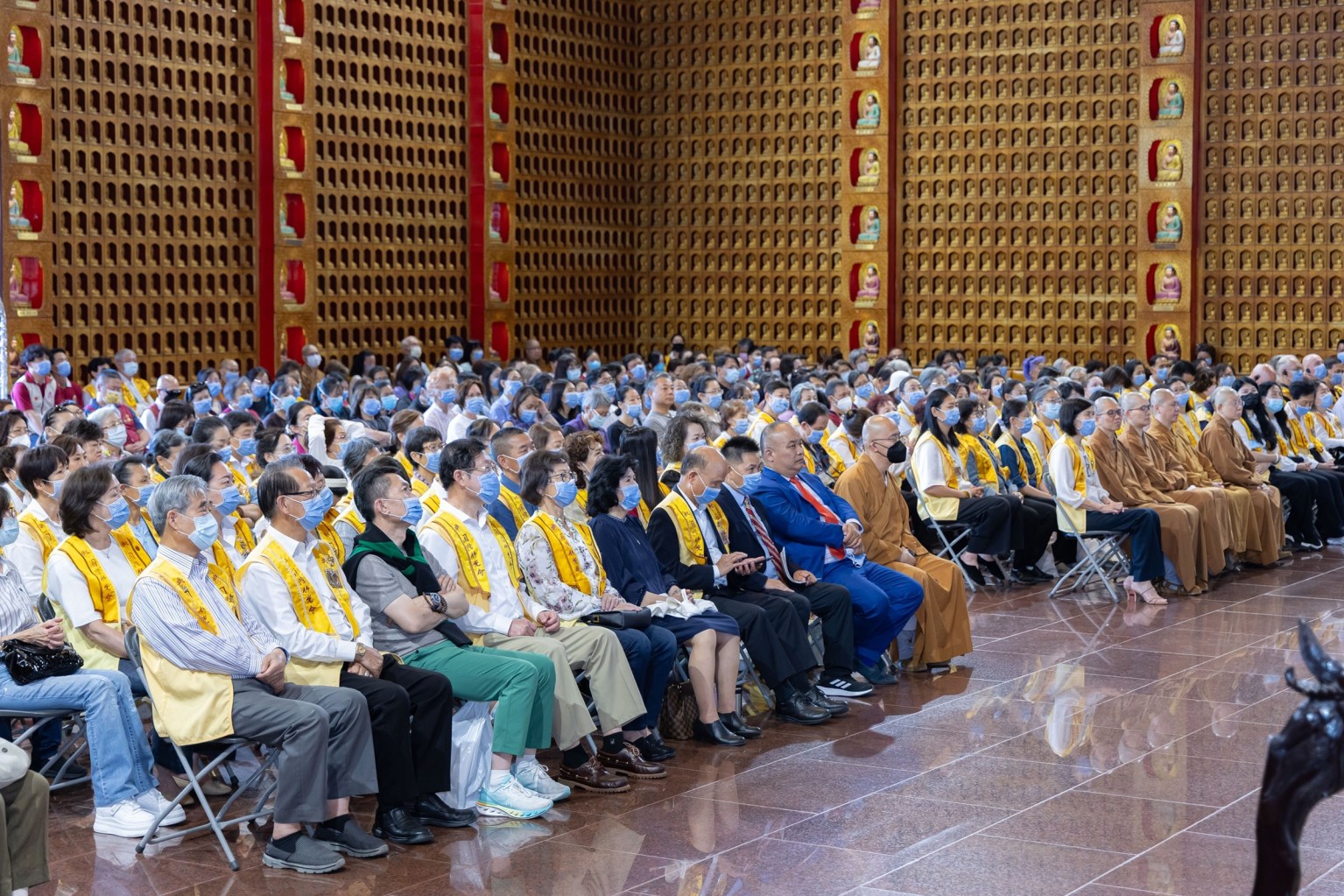 現場座無虛席，實體與線上逾千人聆聽佛法真諦。