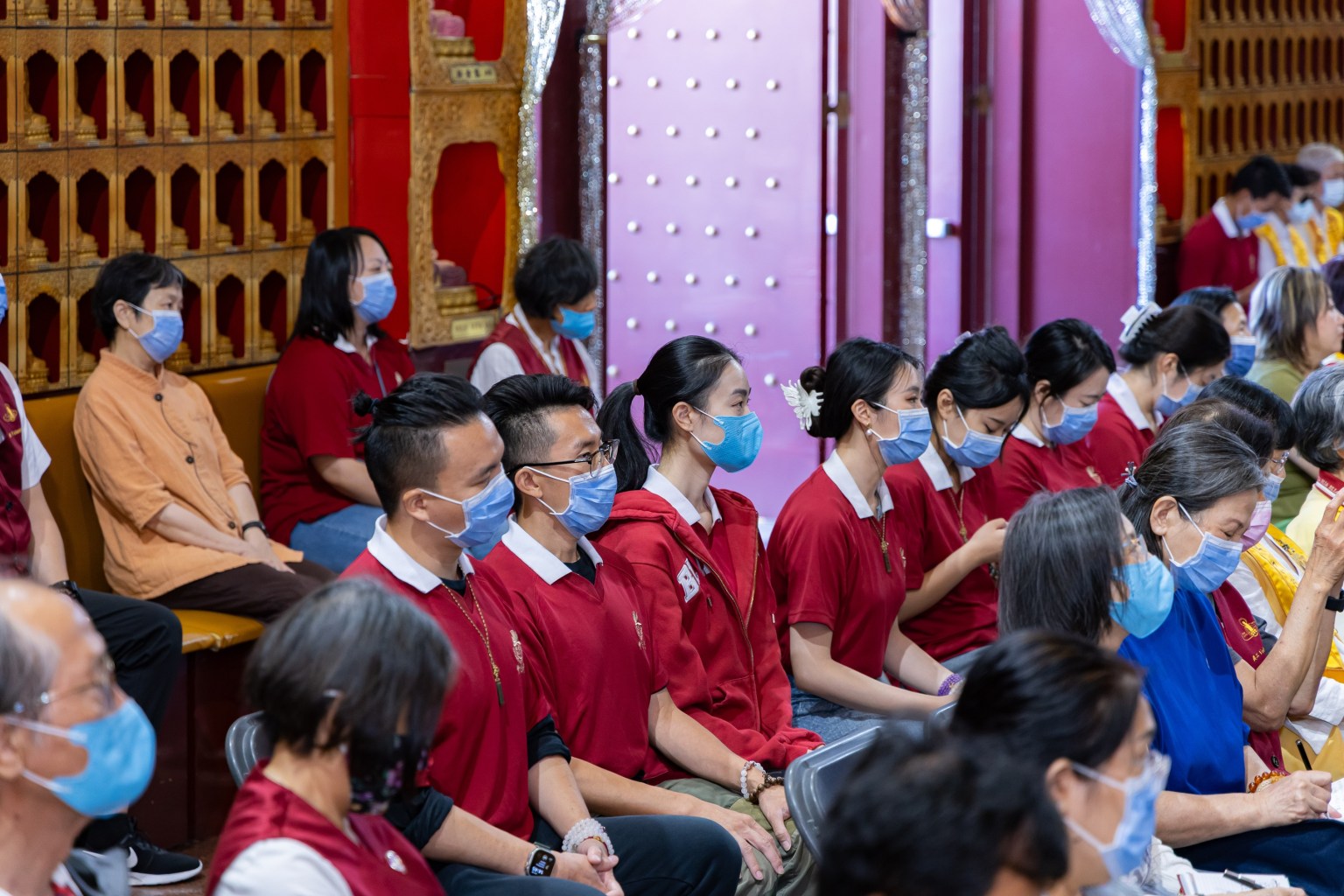 佛光青年認真聆聽覺醒解脫之門。